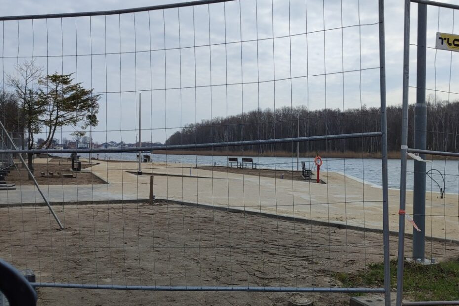 Zdjęcie: Montaż małej architektury