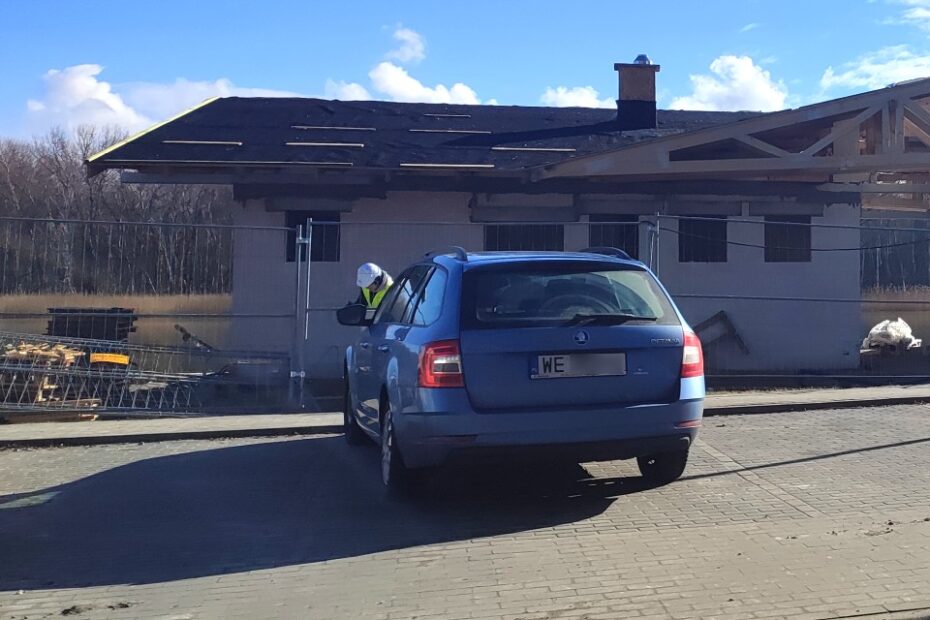 Zdjęcie: Budynek już z poszyciem dachu