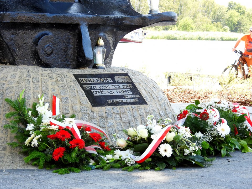Zdjęcie: Złożono kwiaty pod pomnikiem